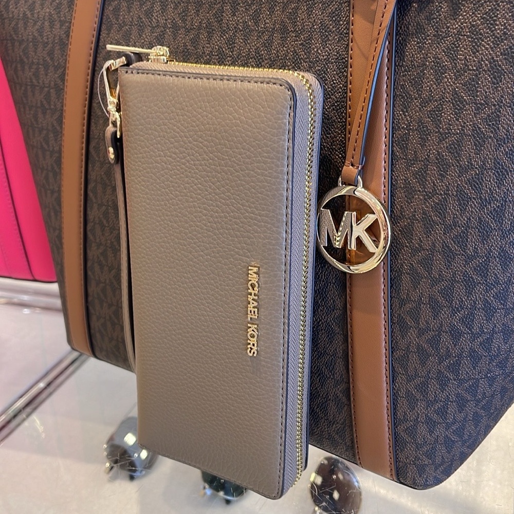 MICHAEL KORS
Leather Continental Wristlet Phone Case Wallet
Dusk
NWT - Picture 2 of 16